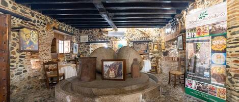 S'hi serveixen esmorzars, dinars i sopars