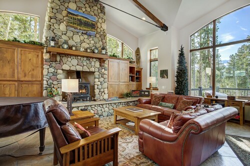 1.5 mi to ski & town, hot tub, mountain views, air hockey, 3 fireplaces