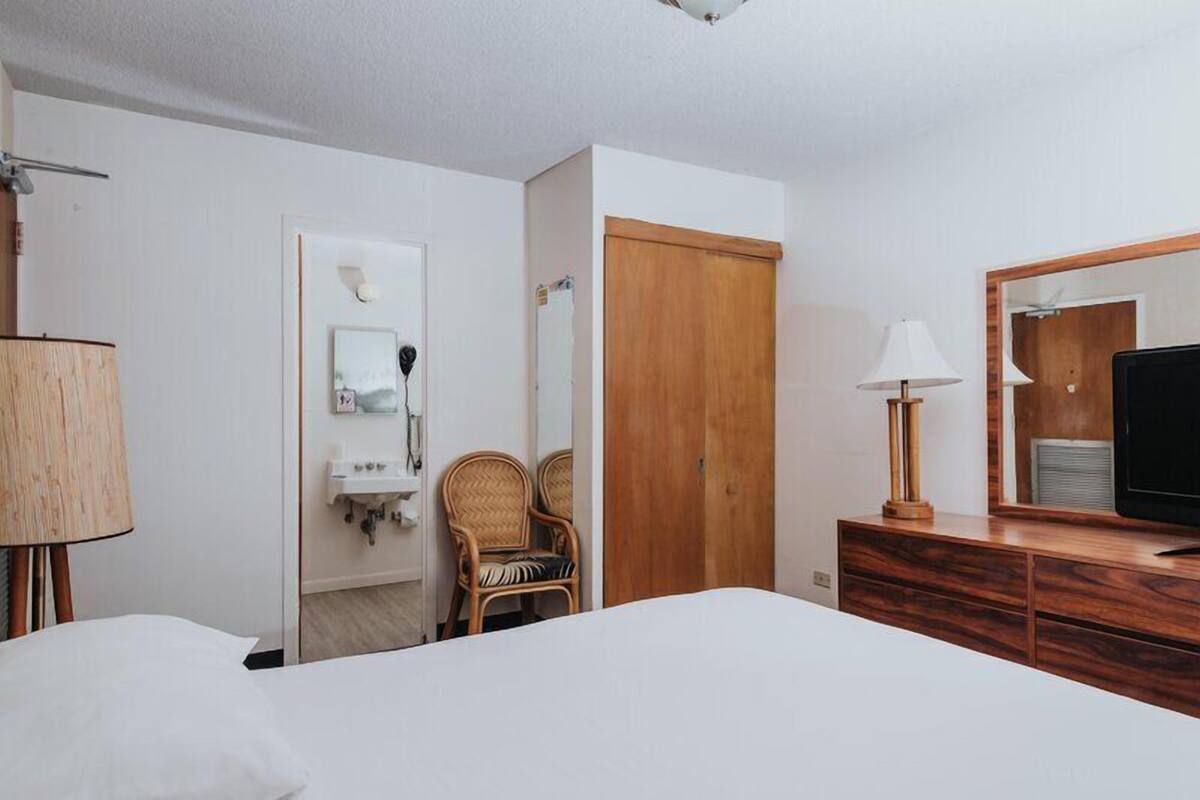 Standard Room, 1 King Bed | Egyptian cotton sheets, premium bedding, desk, laptop workspace
