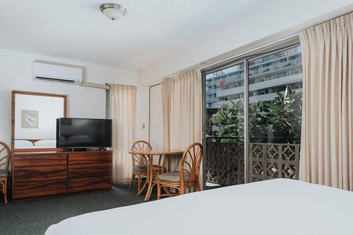 Deluxe Studio, 1 King Bed, Kitchen | Egyptian cotton sheets, premium bedding, desk, laptop workspace