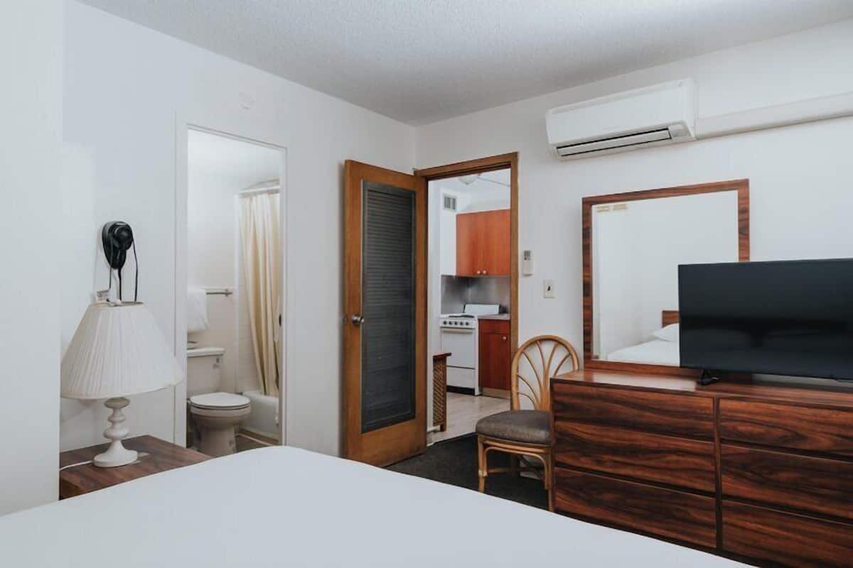 Deluxe Studio, Kitchen (King & Sofa Sleeper) | Egyptian cotton sheets, premium bedding, desk, laptop workspace