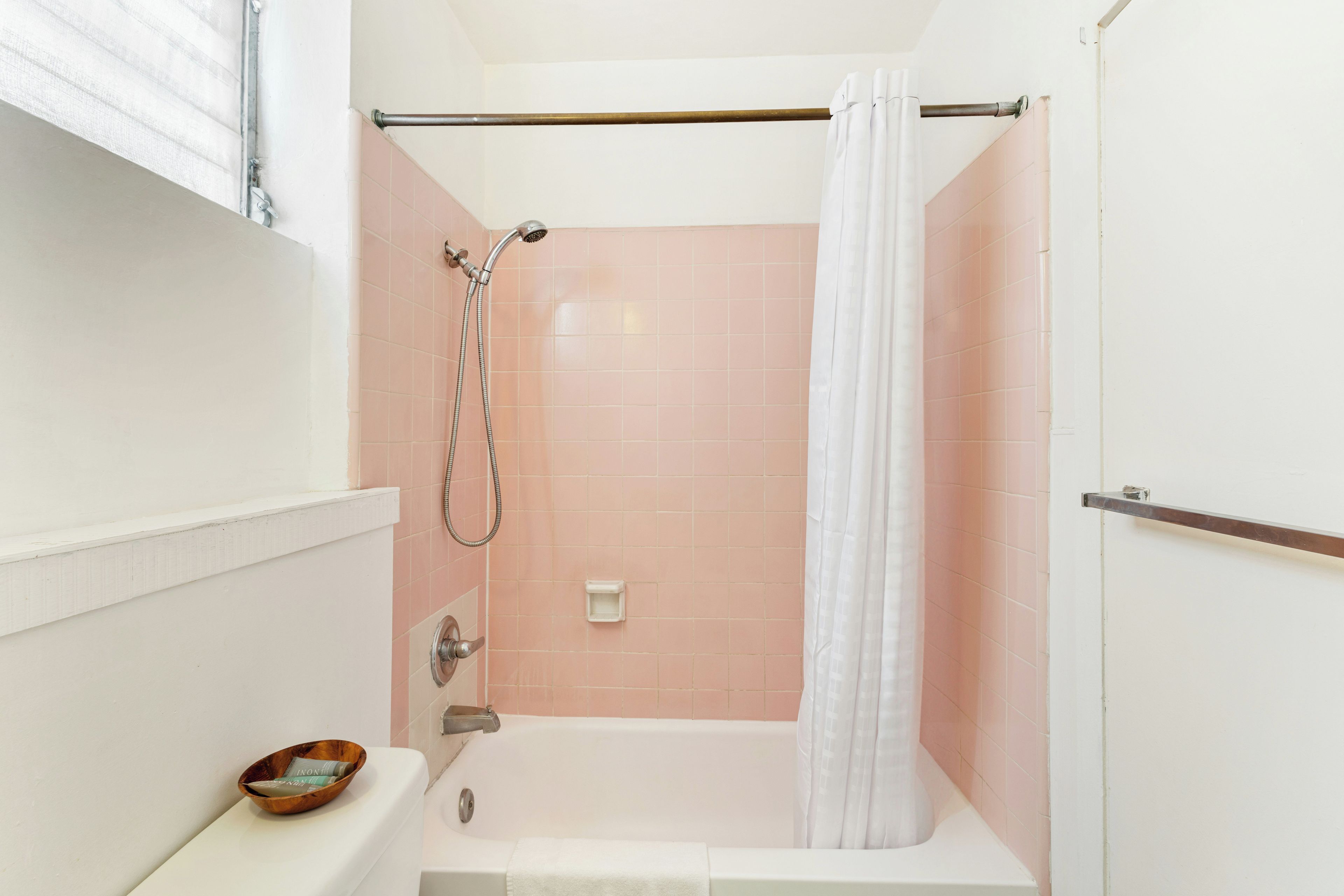 Un baño con bañera, ducha e inodoro.