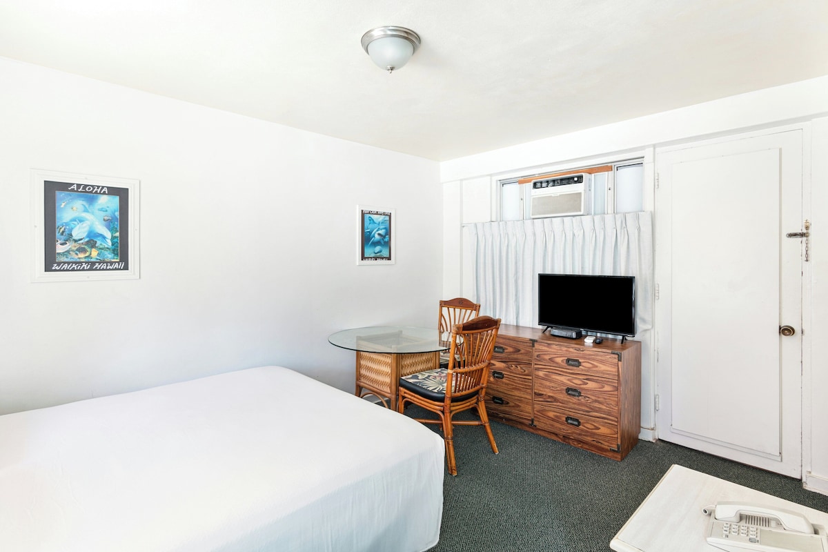 Deluxe Studio, 1 Queen Bed, Kitchen | Egyptian cotton sheets, premium bedding, desk, laptop workspace