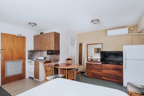 Deluxe Studio, 2 Queen Beds, Kitchen