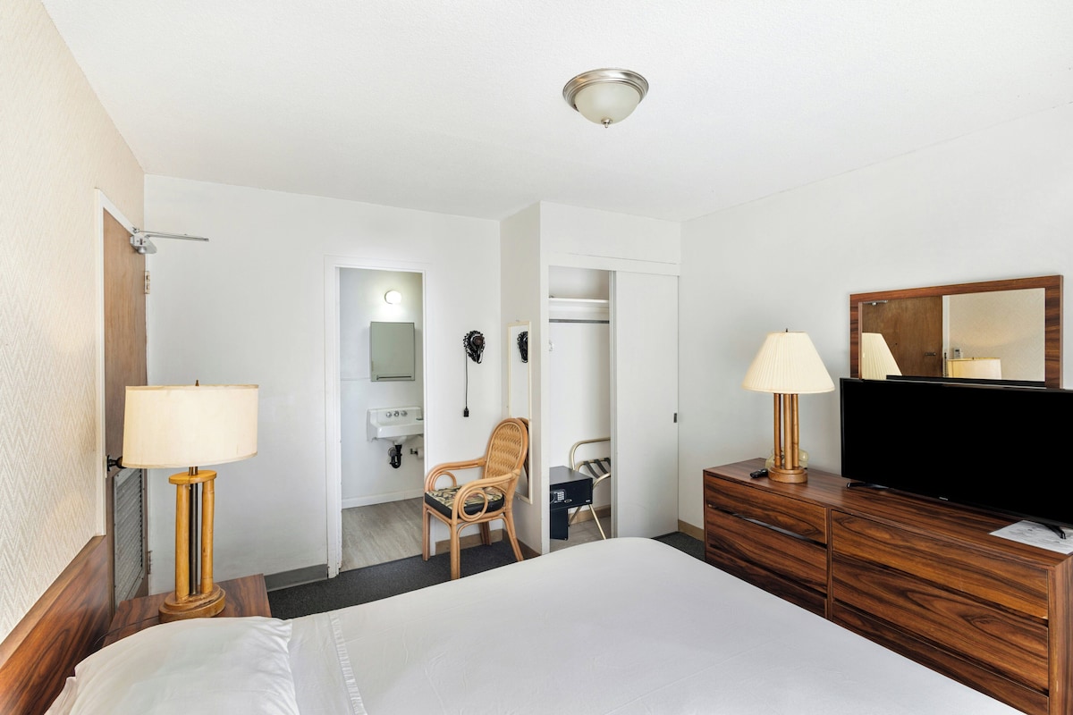 Standard Room, 1 King Bed | Egyptian cotton sheets, premium bedding, desk, laptop workspace
