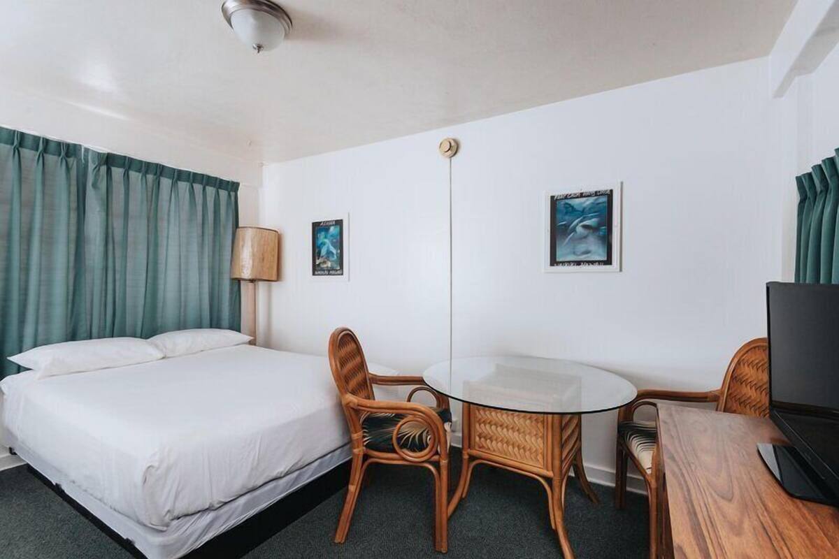 Deluxe Studio, 1 Queen Bed, Kitchen | Egyptian cotton sheets, premium bedding, desk, laptop workspace
