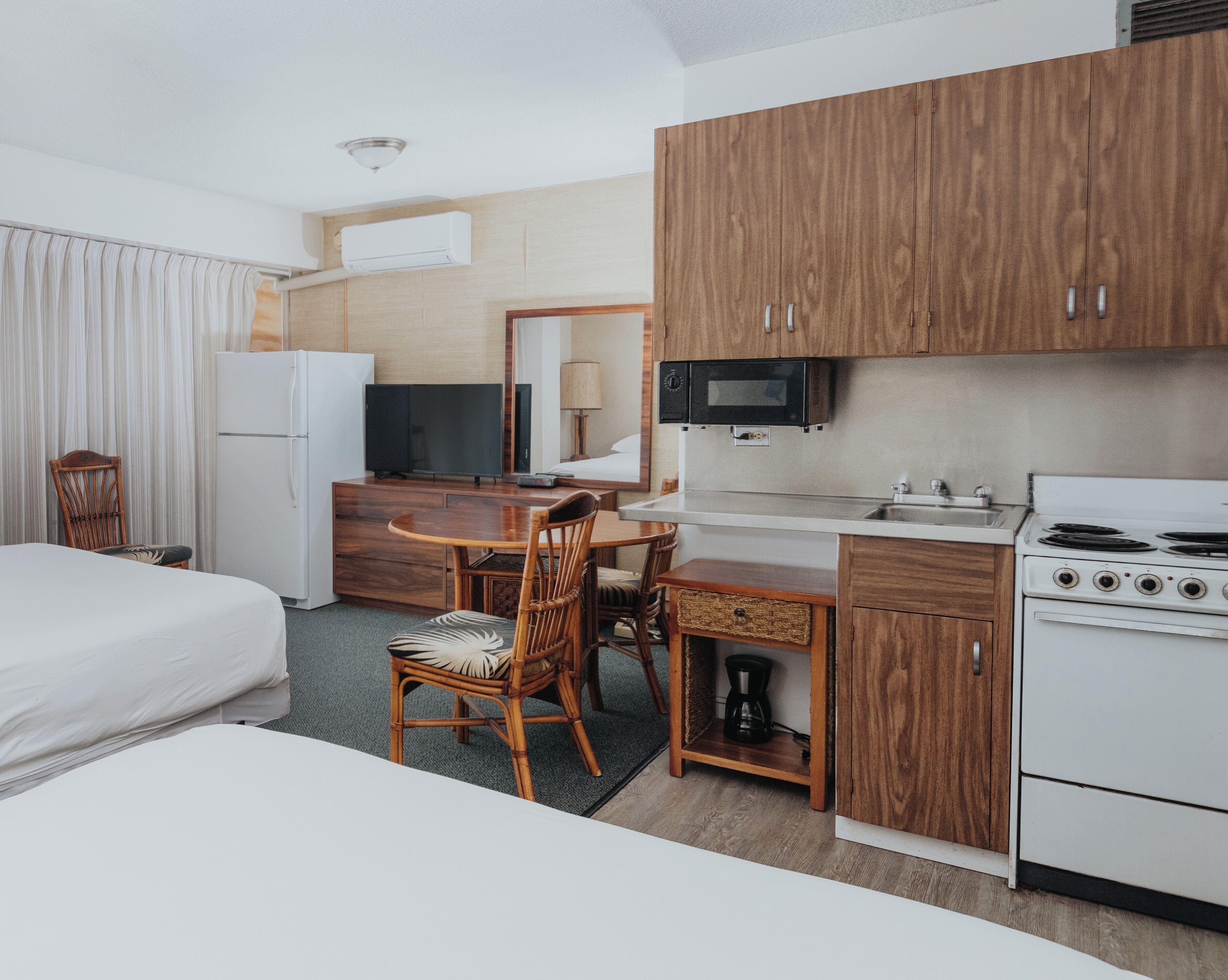 Deluxe Studio, 2 Queen Beds, Kitchen | Private kitchen