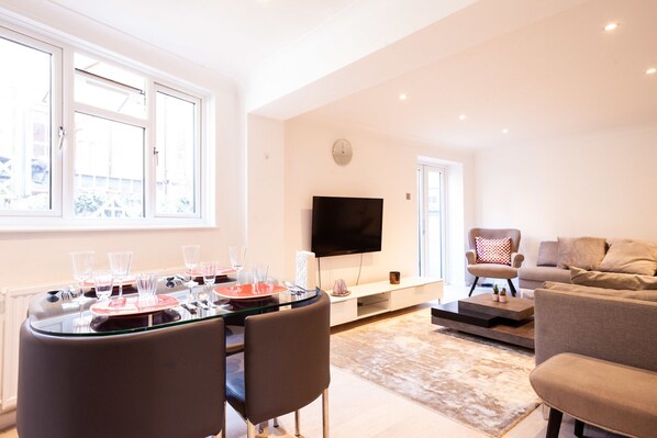 House, Multiple Beds, Non Smoking | Living room