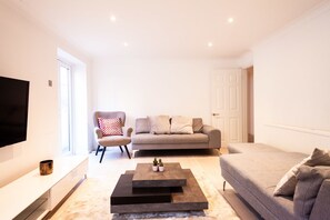 House, Multiple Beds, Non Smoking | Living room