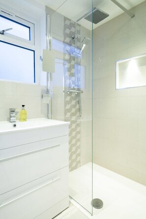 House, Multiple Beds, Non Smoking | Bathroom shower