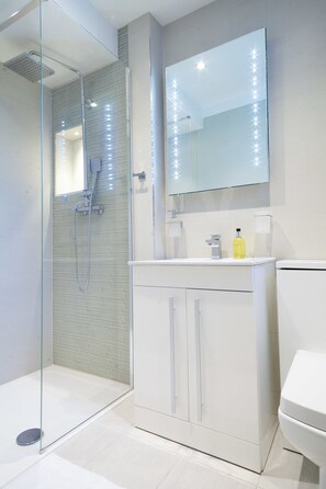 House, Multiple Beds, Non Smoking | Bathroom | Towels