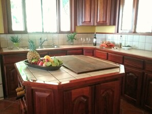 Réfrigérateur, four, plaque de cuisson, cafetière/bouilloire