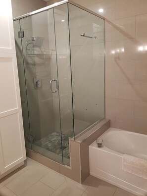 Bañera, secador de pelo, toallas y jabón