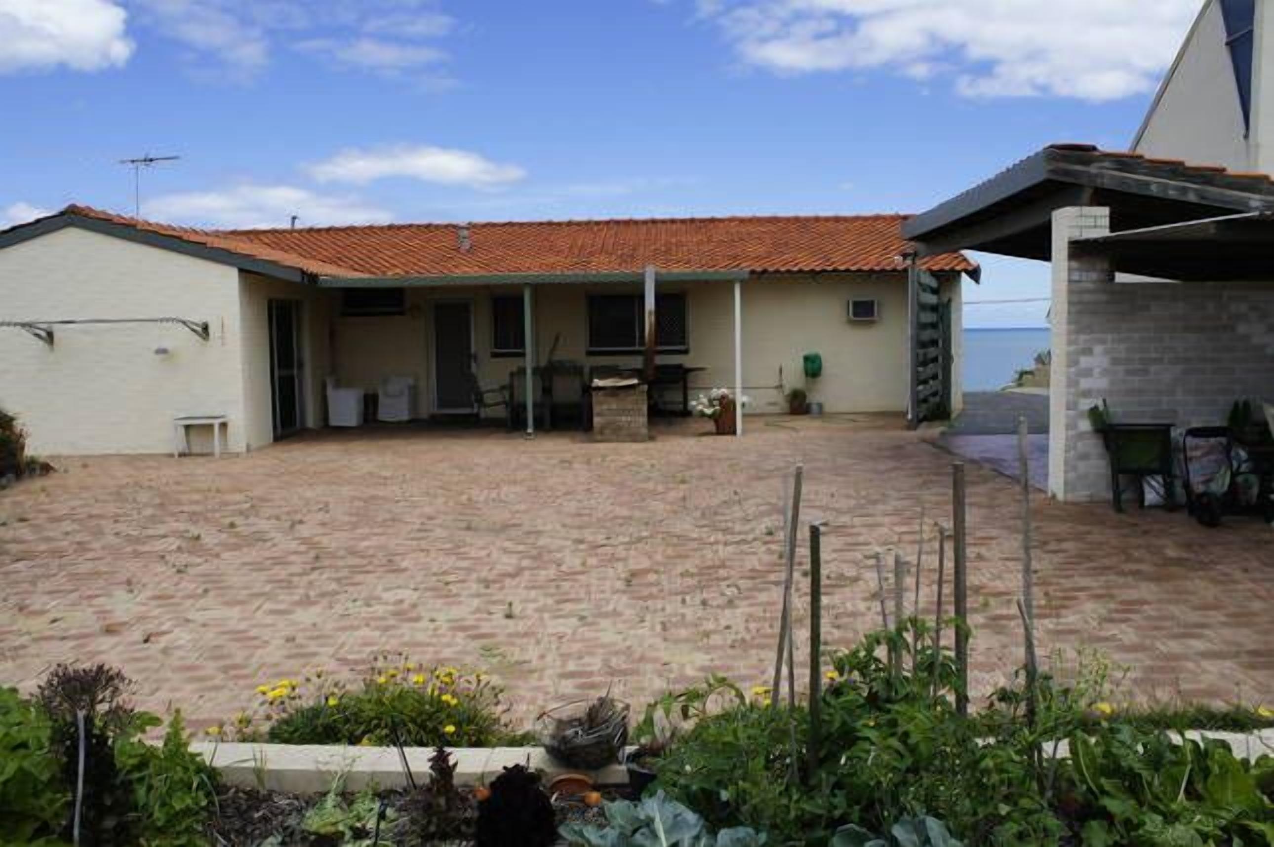Beachfront Holiday House - Pet friendly Ocean Frontage — image 23
