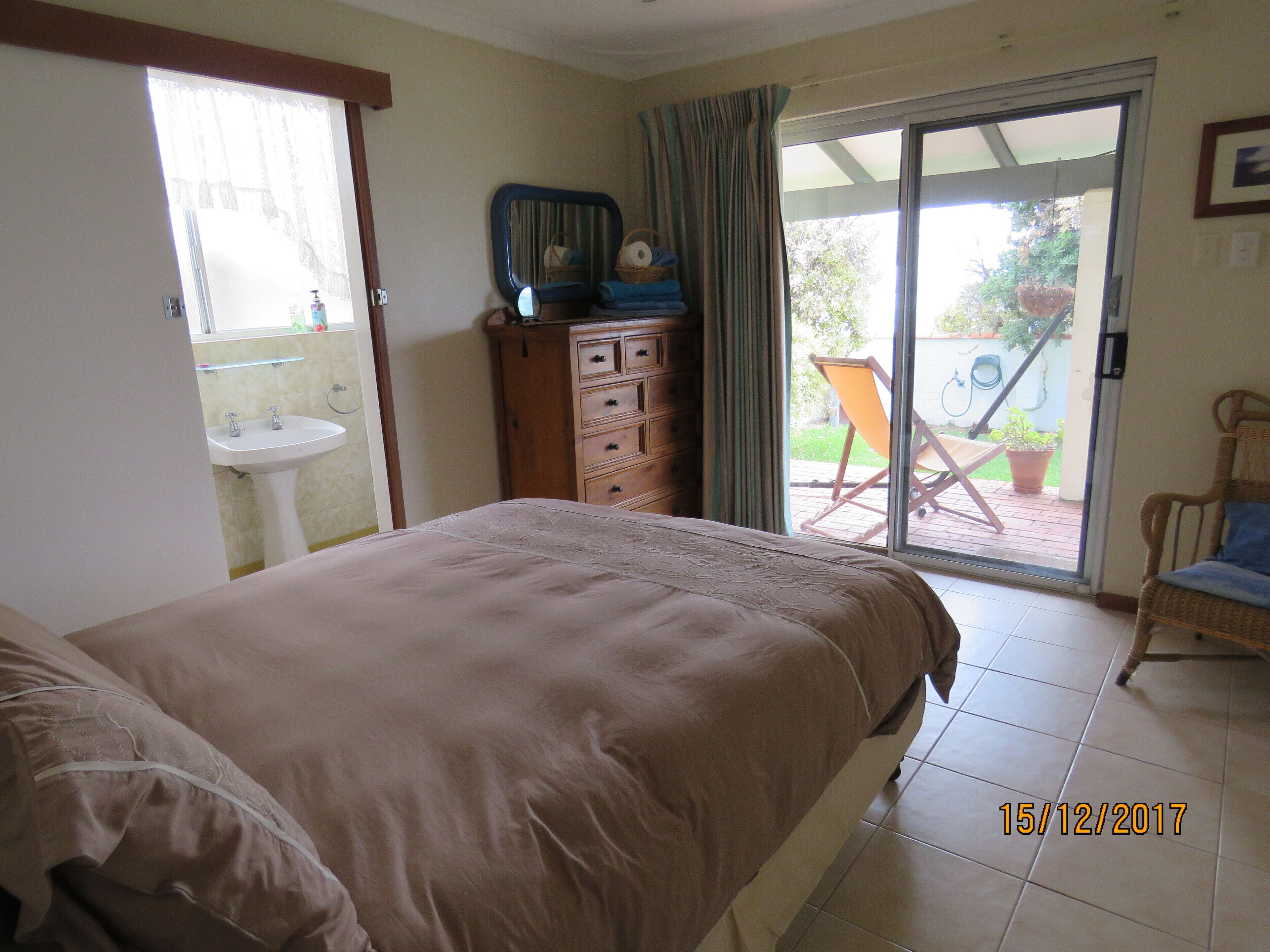 Beachfront Holiday House - Pet friendly Ocean Frontage — image 9