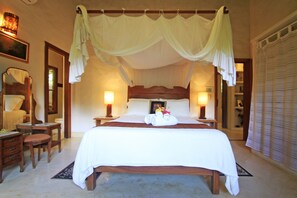 2 عدّة غرف نوم وخزنة داخل الغرفة ومكتب ومكواة/لوح كي