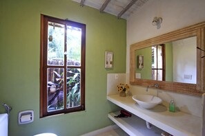 وحدات دش مع أحواض استحمام، مجففات شعر، مراحيض شطف، مناشف