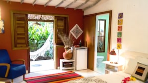 Una habitación con cama, escritorio, silla y vistas a zonas verdes.