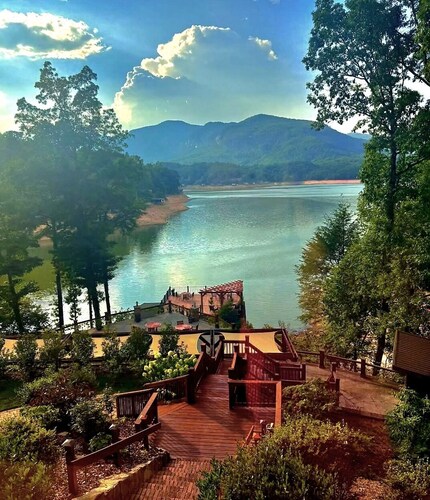 Romantic mountain getaway!Private log home, pet,canoe, ,snow tube,fireplace!