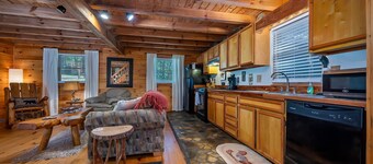 PRIVATE lakes/Beach/River/canoes/pet/Mountain views/Log home