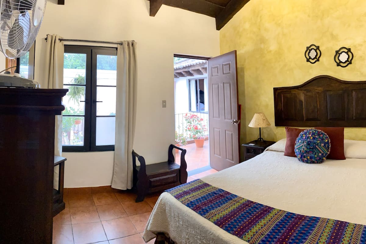 deluxe double room, 1 queen bed (2,8 y 9) | 1 bedroom, laptop workspace, blackout curtains, iron/ironing board