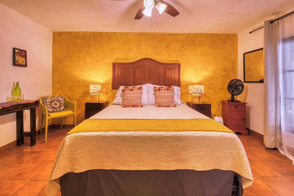 Deluxe Double Room, 1 Queen Bed (2,8 y 9) | Laptop workspace, blackout curtains, iron/ironing board (on request)