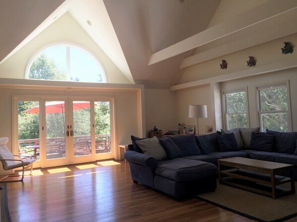 Téléviseur connecté, livres, chaîne audio