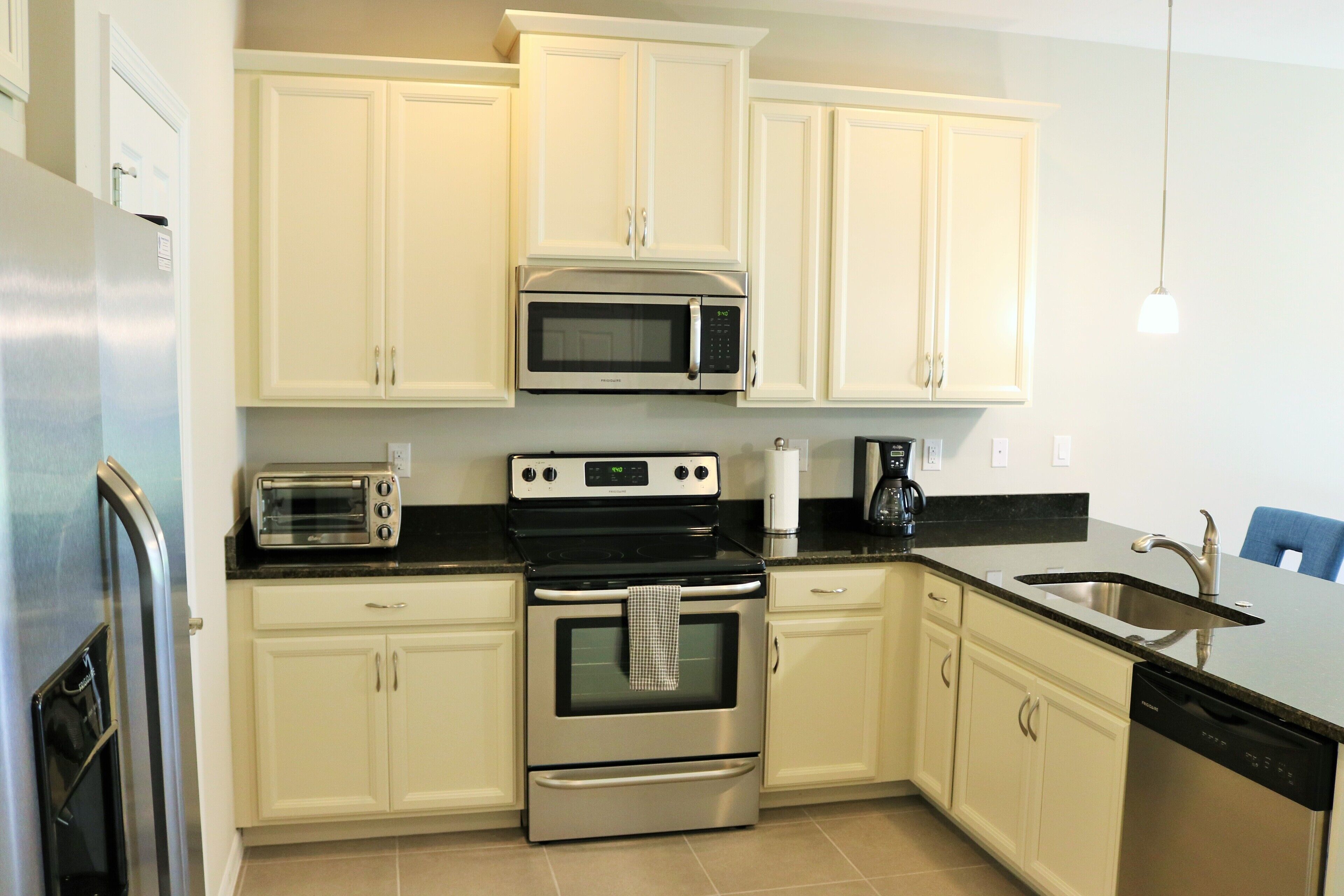 Kjøleskap, mikrobølgeovn, ovn og kokeplater