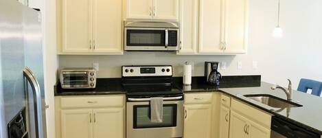 Jääkaappi, mikroaaltouuni, uuni, liesi