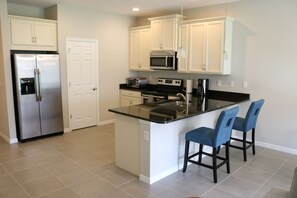 Een koelkast, een magnetron, een oven, een kookplaat