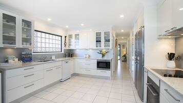 Een koelkast, een magnetron, een oven, een kookplaat