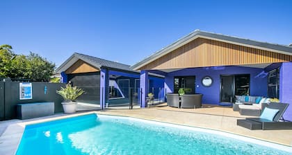 WATER FRONT OASIS - JETTY - SPA HOT TUB-SWIMMING POOL - DUCTED AIR COND - KYACKS