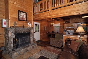 Smart-TV, peis, DVD-spiller og bøker