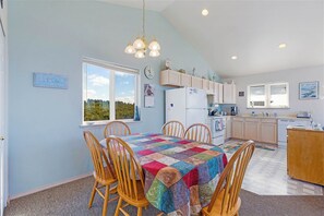 Een koelkast, een magnetron, een oven, een vaatwasser