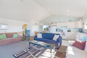 Fireplace, DVD player - Beachfront 3BR home with ocean views in Westport. (Westport)