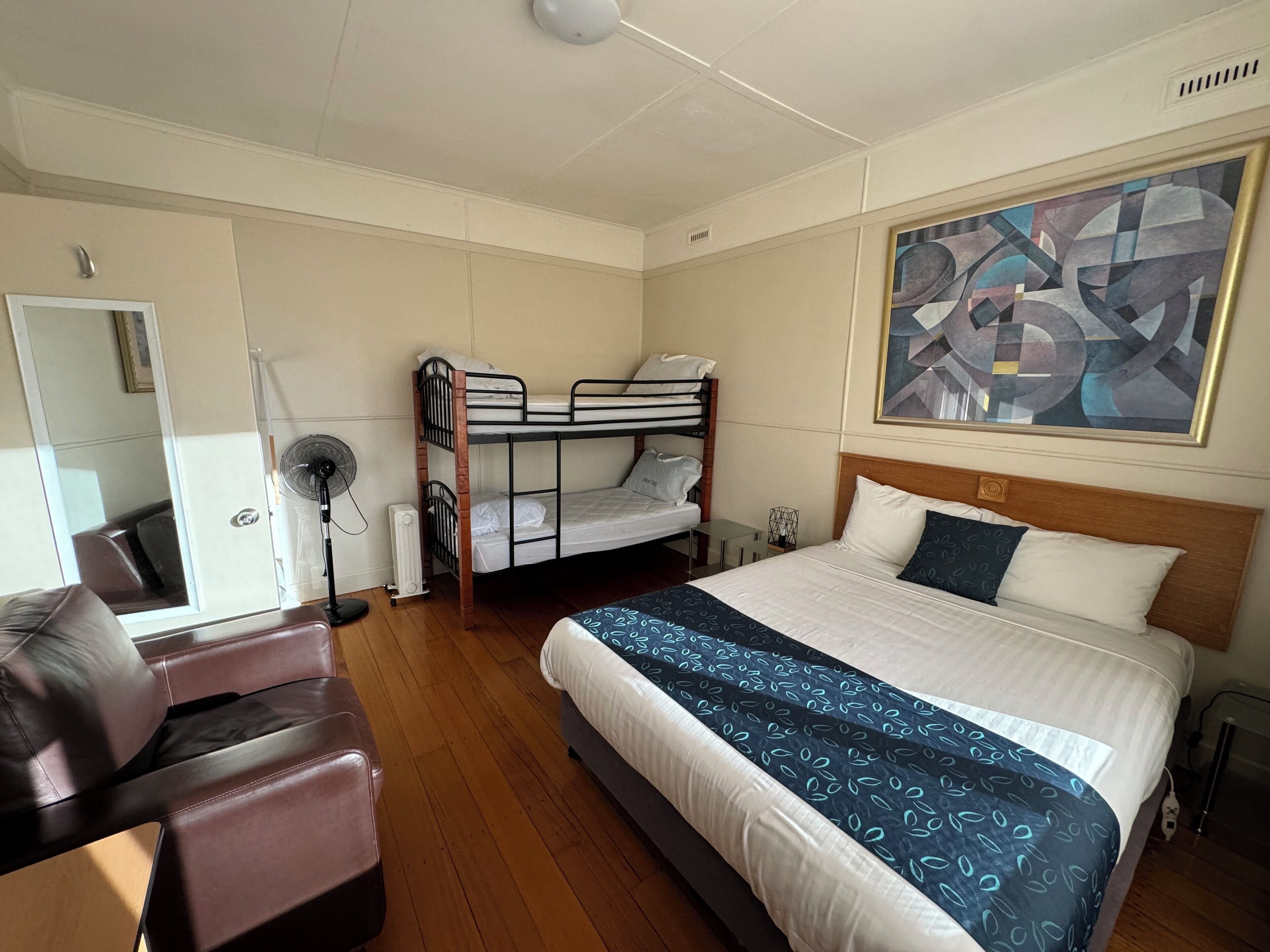 2 quartos, ferros/tábuas de passar roupa, Wi-Fi, roupa de cama