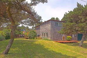 Exterior - Cozy 2BR cabin near beach with deck & fireplace. (Grayland)