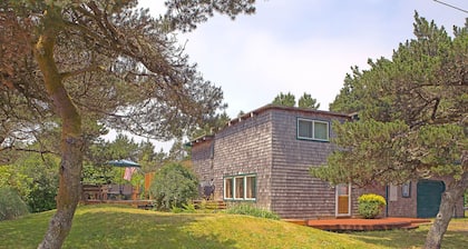 Cozy 2BR cabin near beach with deck & fireplace.