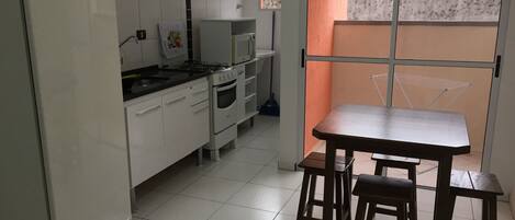 Microwave, cookware/dishes/utensils