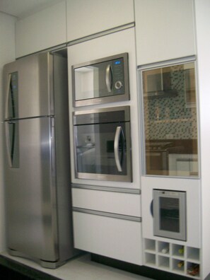 Geladeira, micro-ondas, fogão, cooktop