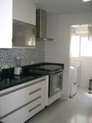 Geladeira, micro-ondas, fogão, cooktop