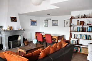 TV connectée, cheminée, livres, chaßne hi-fi