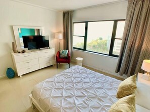 1 bedroom, desk, iron/ironing board, free WiFi - Directly on the Beach with Pool & Ocean access ! (Miami Beach)