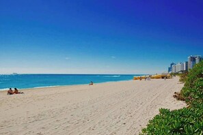 On the beach - Directly on the Beach with Pool & Ocean access ! (Miami Beach)
