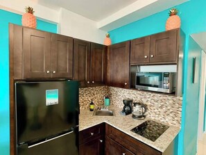 Fridge, microwave, stovetop, coffee/tea maker - Directly on the Beach with Pool & Ocean access ! (Miami Beach)