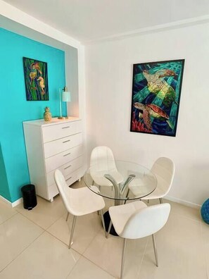 Dining - Directly on the Beach with Pool & Ocean access ! (Miami Beach)