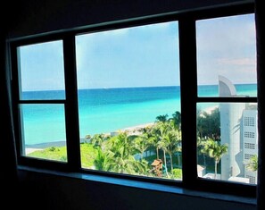 Interior - Directly on the Beach with Pool & Ocean access ! (Miami Beach)