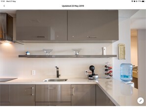 Frigorífico, microondas, placa de cocina y cafetera o tetera