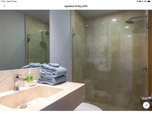 Dusche, Haartrockner, Handtücher, Seife