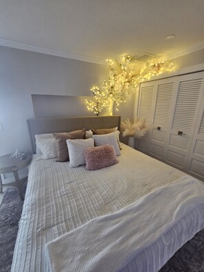 6 bedrooms, memory-foam beds, desk, iron/ironing board